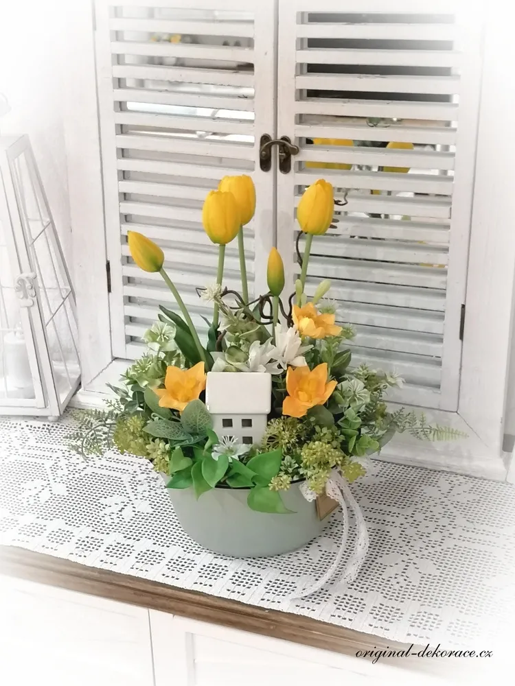 Jarní dekorace na stůl - v zelené plechové misce - se žlutými tulipány a keramickým domečkem