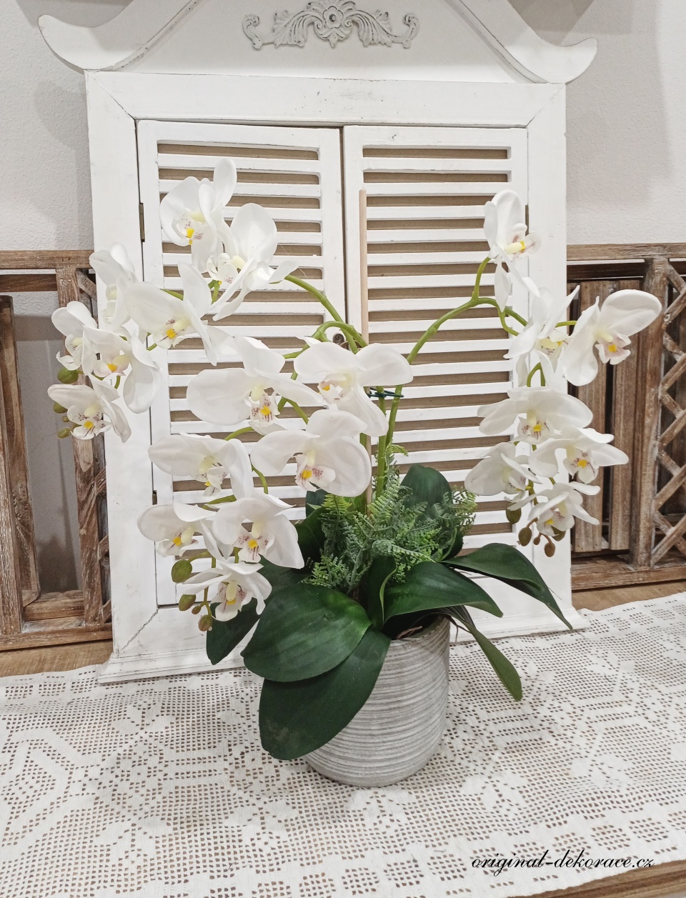 Bílá orchidej v bílošedém obalu