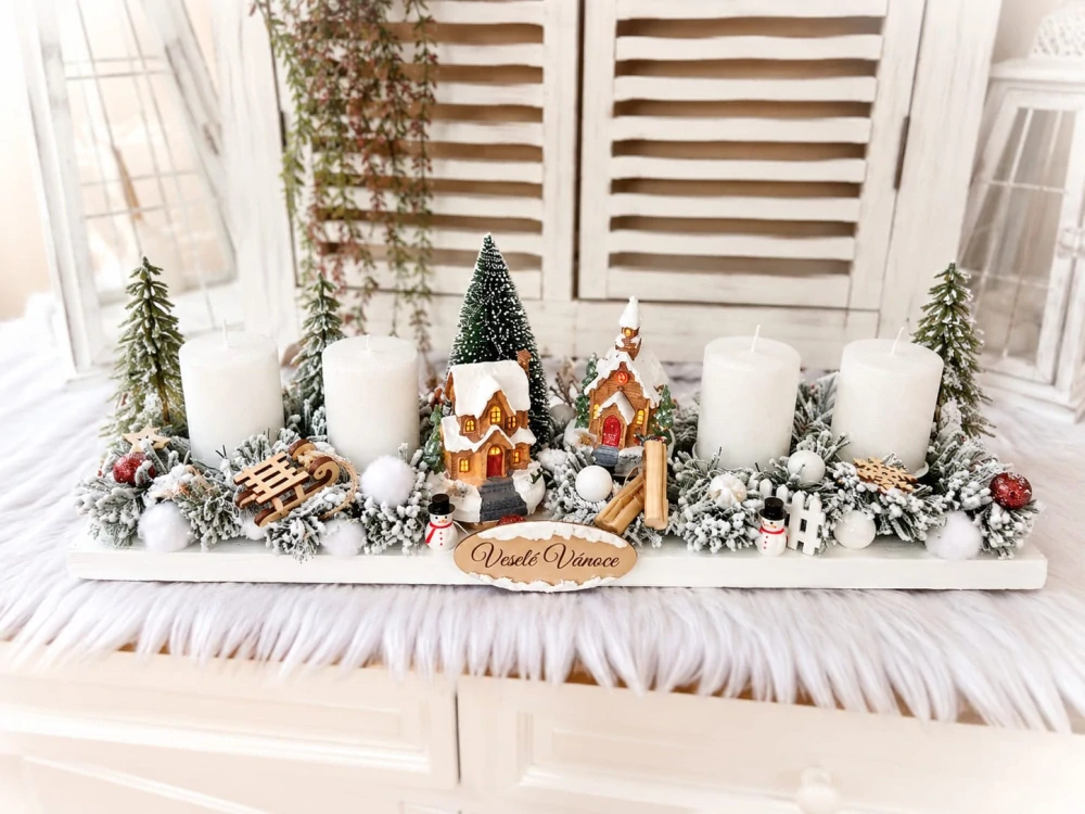 Adventní svícen - na bílém dřevěném základě - s keramickými domečky - bílé svíčky - led světýlka