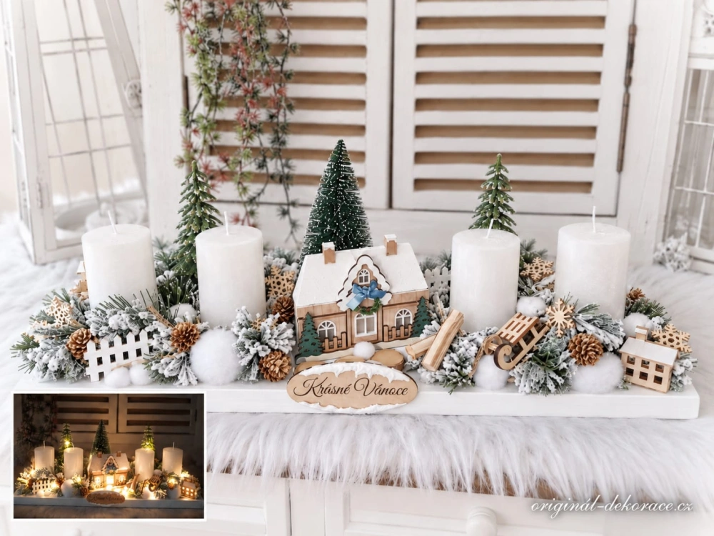 Adventní svícen - na bílém dřevěném základě - se svítícím dřevěným domečkem- bílé svíčky