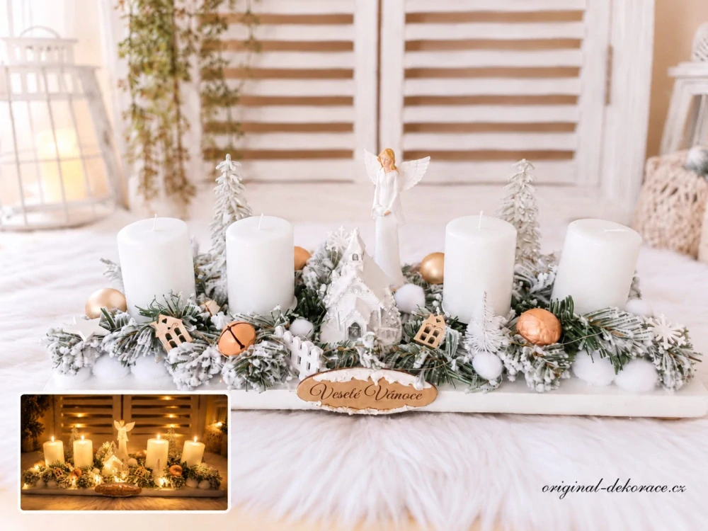 Adventní (vánoční) svícen na dřevěném základě - s andělem, kostelíčkem a bílými svíčkami