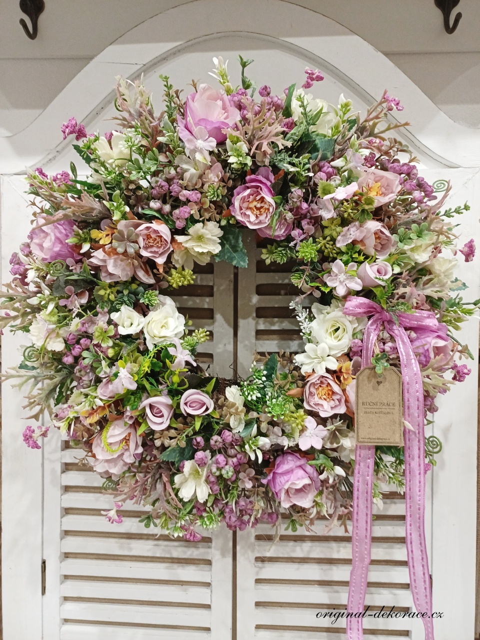 Celoroční věnec na dveře - s růžovofuchsiovými růžičkami