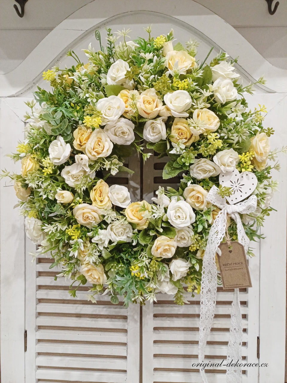 Celoroční věnec na dveře - se žlutými a bílými růžičkami