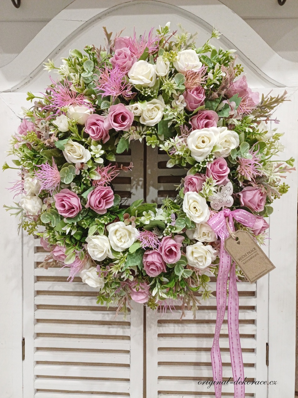 Celoroční věnec na dveře - s růžovými a bílými růžičkami