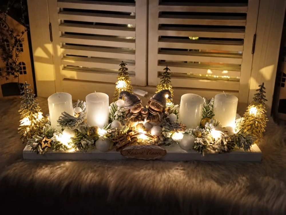 Adventní svícen - na bílém dřevěném základě - s keramickými domečky - bílé svíčky - led světýlka