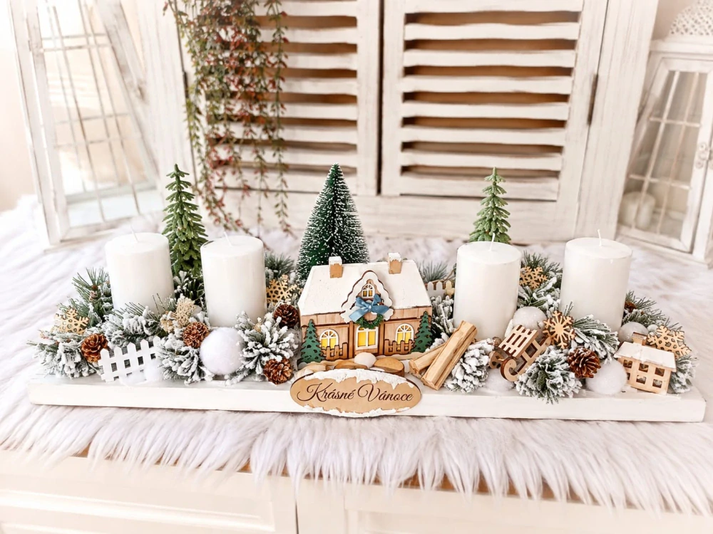 Adventní svícen - na bílém dřevěném základě - se svítícím dřevěným domečkem- bílé svíčky