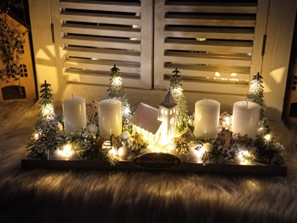 Adventní svícen - na bílém dřevěném základě - s bílým dřevěným svítícím kostelíčkem - bílé svíčky - led světýlka