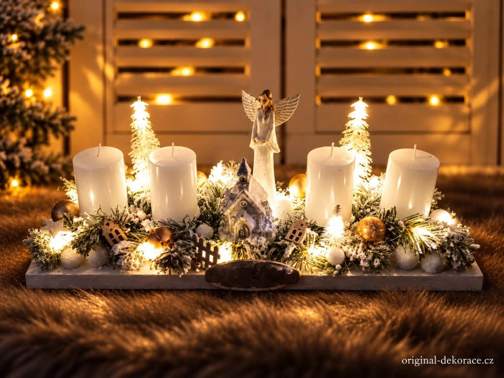 Adventní (vánoční) svícen na dřevěném základě - s andělem, kostelíčkem a bílými svíčkami