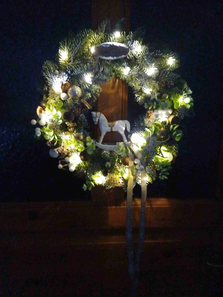 Vánoční věnec s led světýlky a koníkem