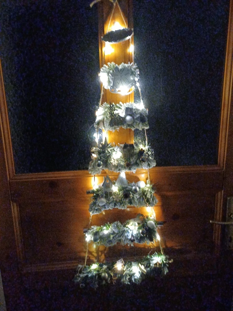 Vánoční stromeček z větví a led světýlky