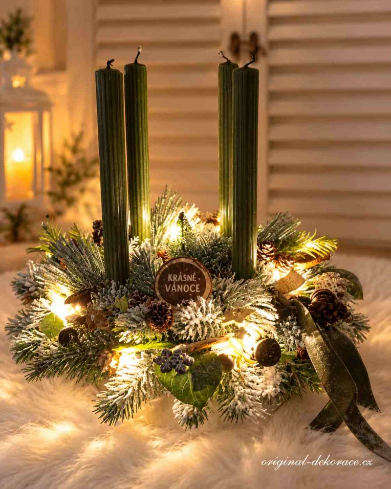 Adventní věnec s vysokými zelenými svičkami