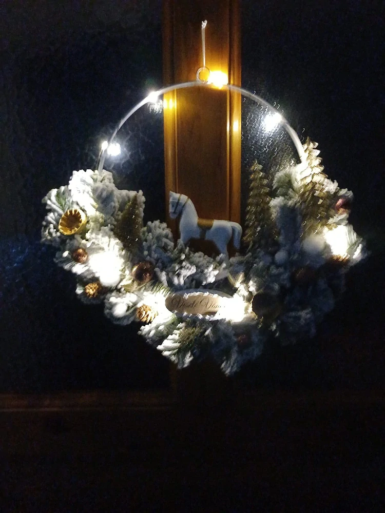 Vánoční svítící dekorace v kruhu - s koníkem a led světýlky