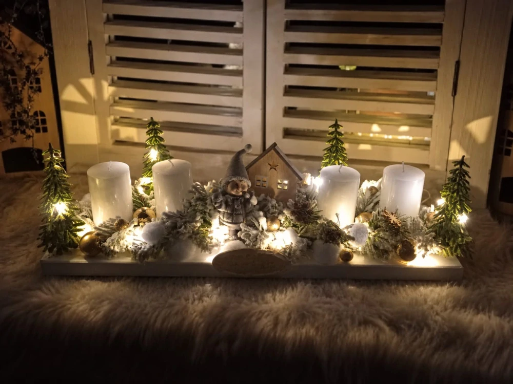 Adventní svícen - na bílém dřevěném základě - se zimní figurkou a domečkem - bílé svíčky - led světýlka