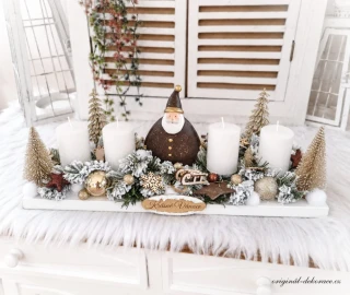 Adventní svícen - na bílém dřevěném základě - s vánoční figurkou - bílé svíčky - led světýlky