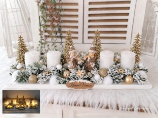 Adventní svícen - na bílém dřevěném základě - s hudebníky - bílé svíčky - led světýlka