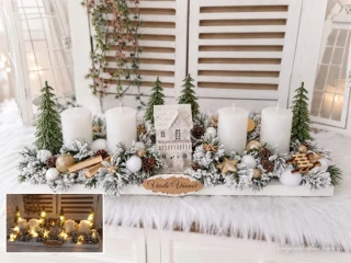 Adventní svícen - na bílém dřevěném základě - se svítícím dřevěným domečkem- bílé svíčky