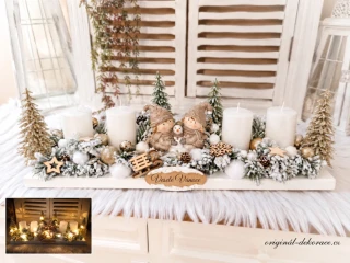 Adventní svícen - na bílém dřevěném základě - s keramickými figurkami - bílé svíčky - led světýlka