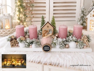 Adventní svícen - na bílém dřevěném základě - s růžovou andělkou, dřevěnými domečky- růžové svíčky