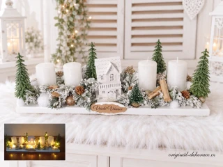 Adventní svícen - na bílém dřevěném základě - s bílým dřevěným svítícím domečkem- bílé svíčky - led světýlka