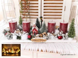 Adventní (vánoční) svícen - na bílém dřevěném základě - s vánočním domečkem a svítící lampou - vínové svíčky - led světýlka